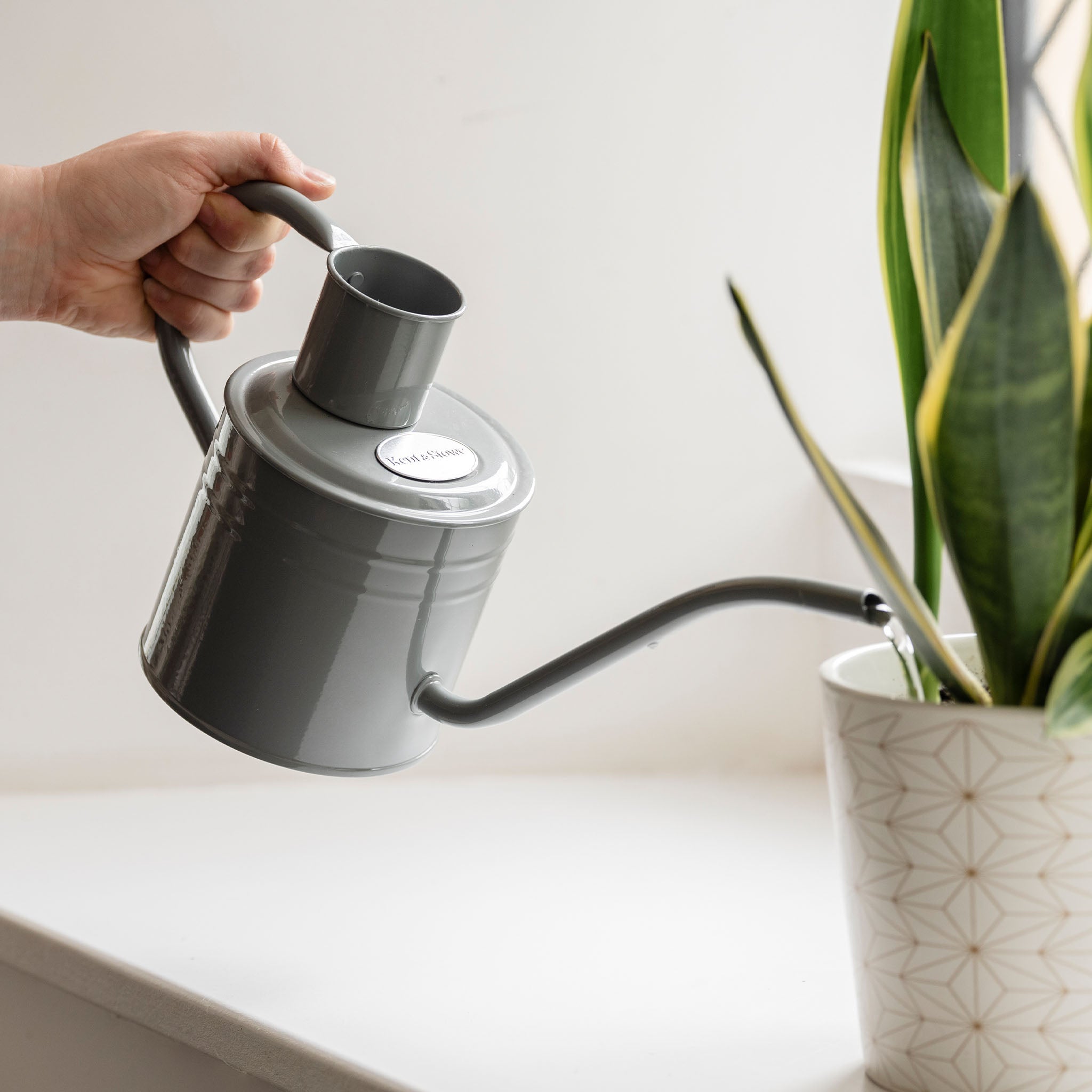 kent-stowe-indoor-metal-watering-can-warm-grey-1l-zimmergie-kanne image 4