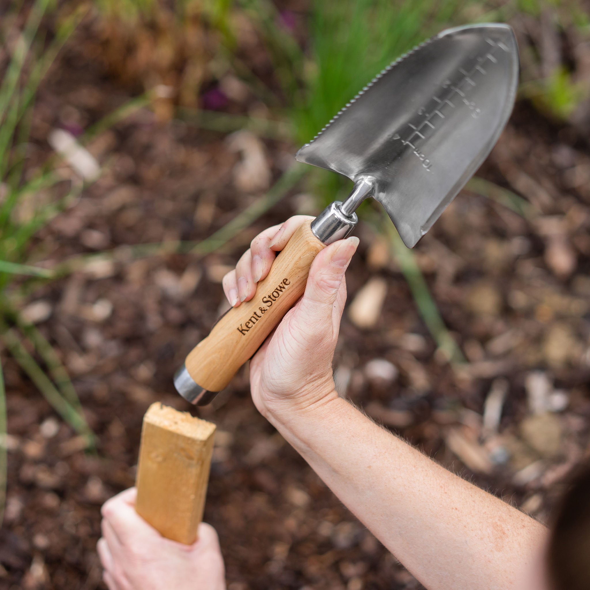 kent-stowe-the-capability-trowel-pflanzkelle-edelstahl-multifunktion image 8