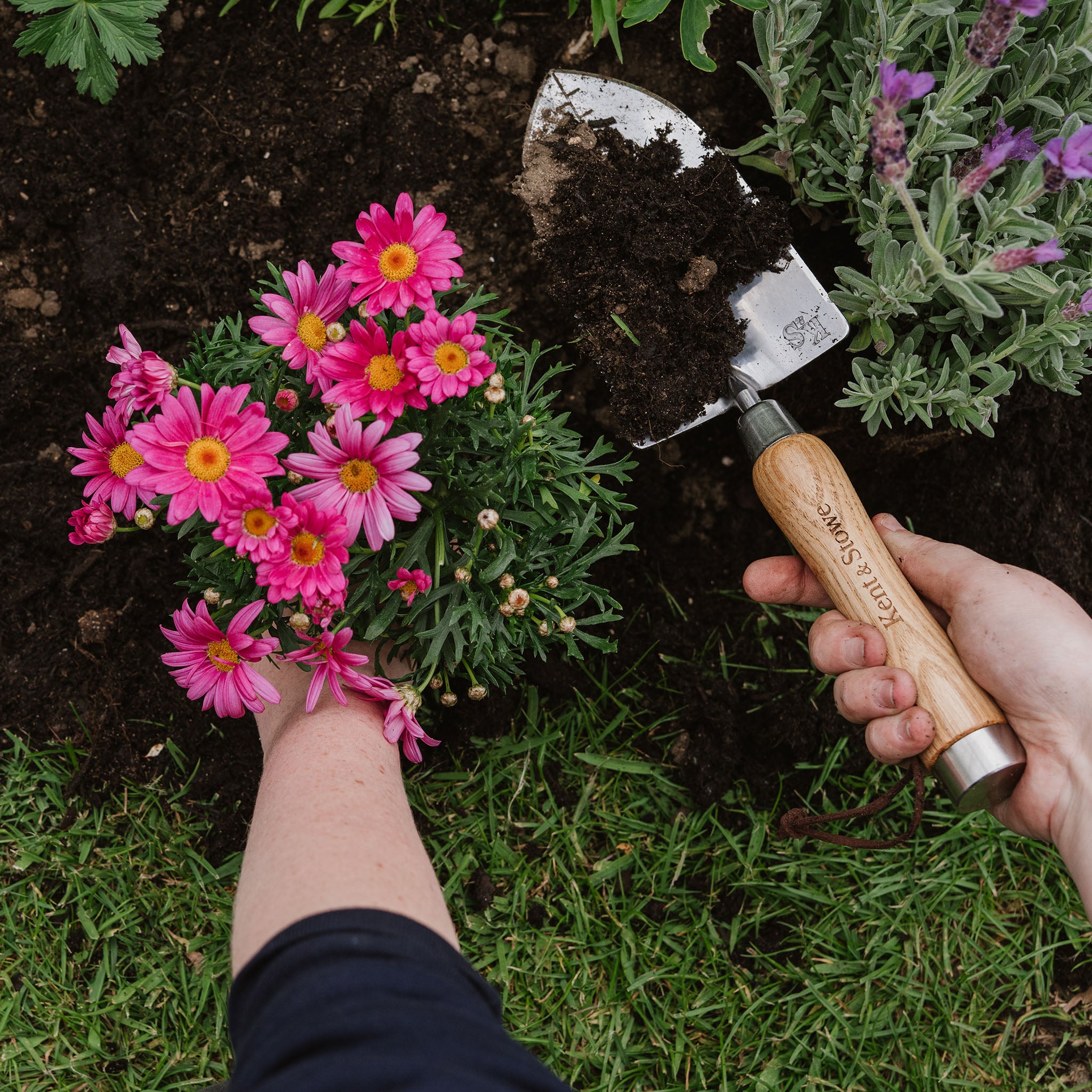kent-stowe-the-capability-trowel-pflanzkelle-edelstahl-multifunktion image 2