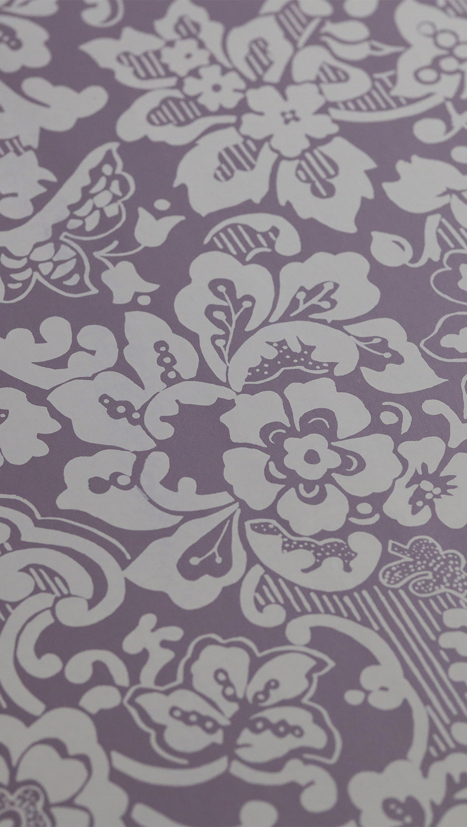 hembus-tapete-431-d-wei-e-blumenranken-historismus-papiertapete-violett image 2